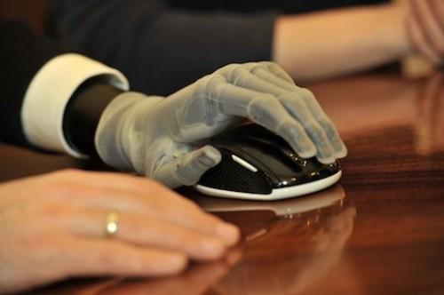 mano-bionica-expo2015-rubata