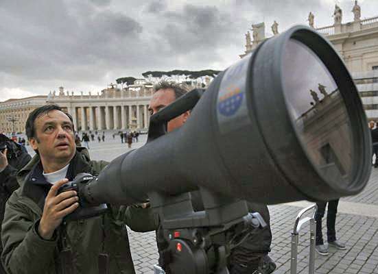 mega-obiettivo-puntato sul-balcone-del-papa