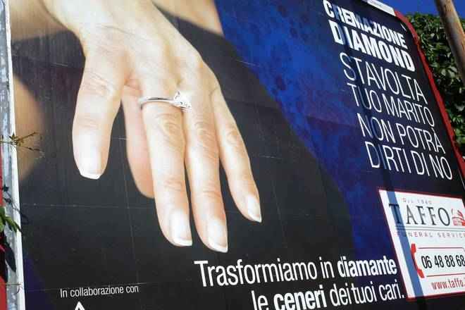 manifesto-agenzia funebre-trasformare-ceneri-in-diamanti