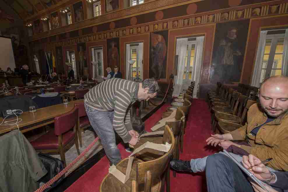 sedie-del-comune-con-bracciolo-al-centro