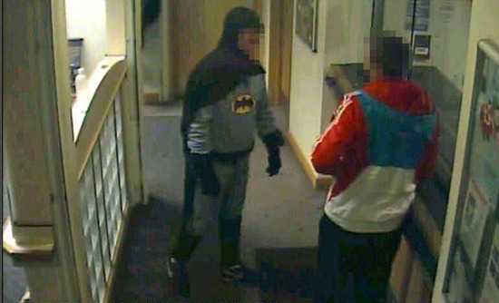 mascherato-da-batman-consegna-malvivente-a-polizia